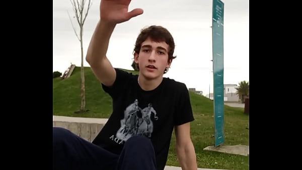 Loirinho safado caindo de bunda no skate 4 sec