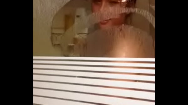 Big tits showering 6 sec