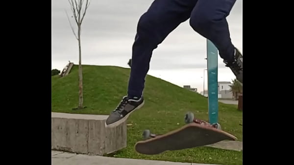 Loirinho safado caindo de bunda no skate 4 sec