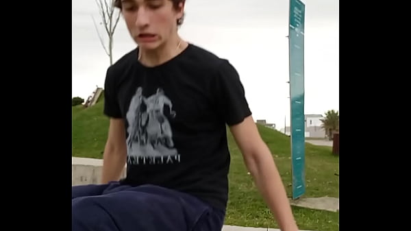 Loirinho safado caindo de bunda no skate 4 sec