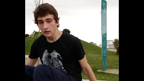 Loirinho safado caindo de bunda no skate 4 sec